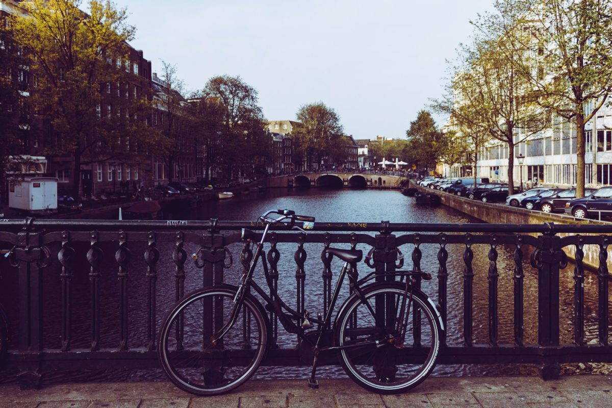 un vélo sur un pont à Amsterdam