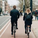 deux cyclistes dans Amsterdam