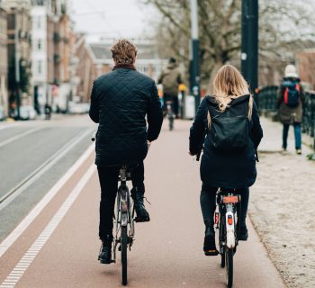 deux cyclistes dans Amsterdam