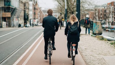 deux cyclistes dans Amsterdam