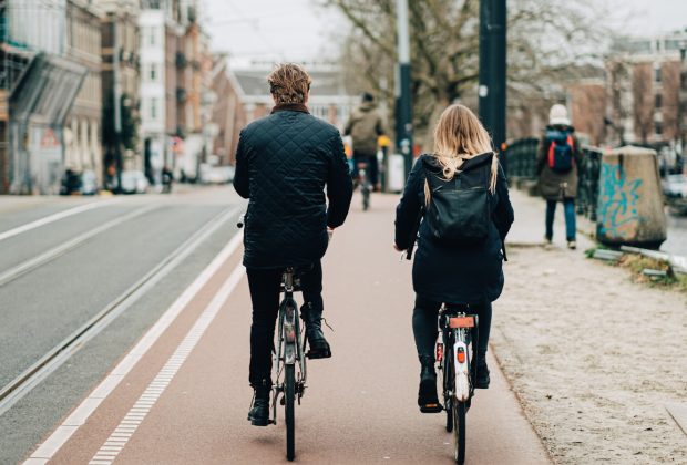 deux cyclistes dans Amsterdam